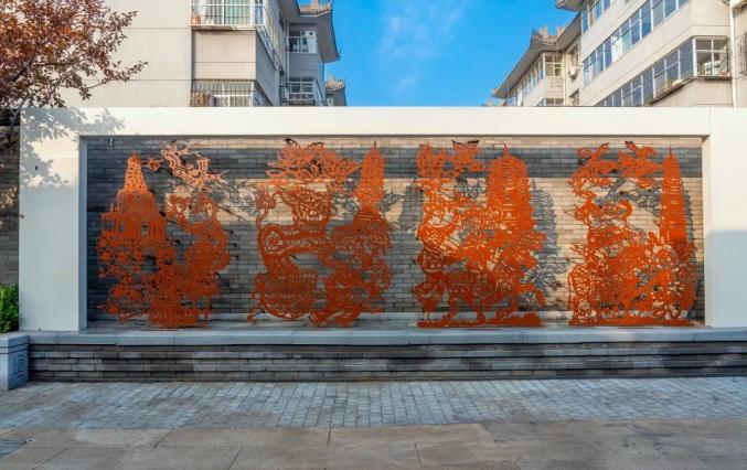 月亮门,马槽花箱,洗衣石,米缸,仿古坐凳等文化元素特色鲜明,剪纸景墙