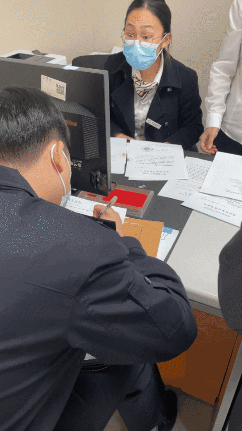 (执行法官前往银行冻结被执行人账户)(执行法官正在收房)近年来,澧