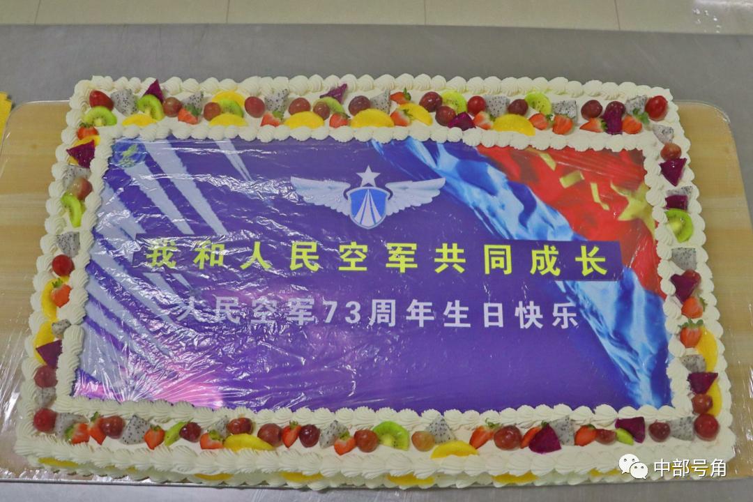 《人民空军忠于党》的旋律,7位"小寿星"们簇拥在生日蛋糕前许下对空军