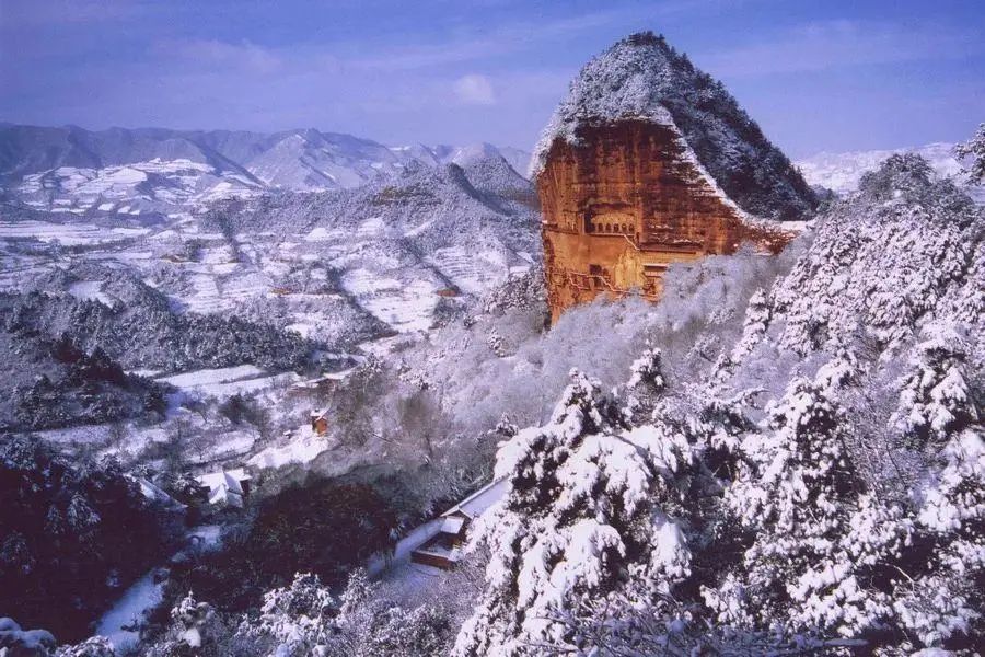 尽看白雪满群山麦积山大景区的初雪