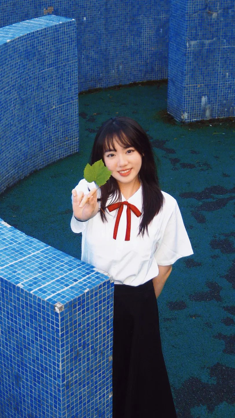 一起看换装戳下方图片来自重庆客运段的"共青团号"乘务员李佳雨,她的