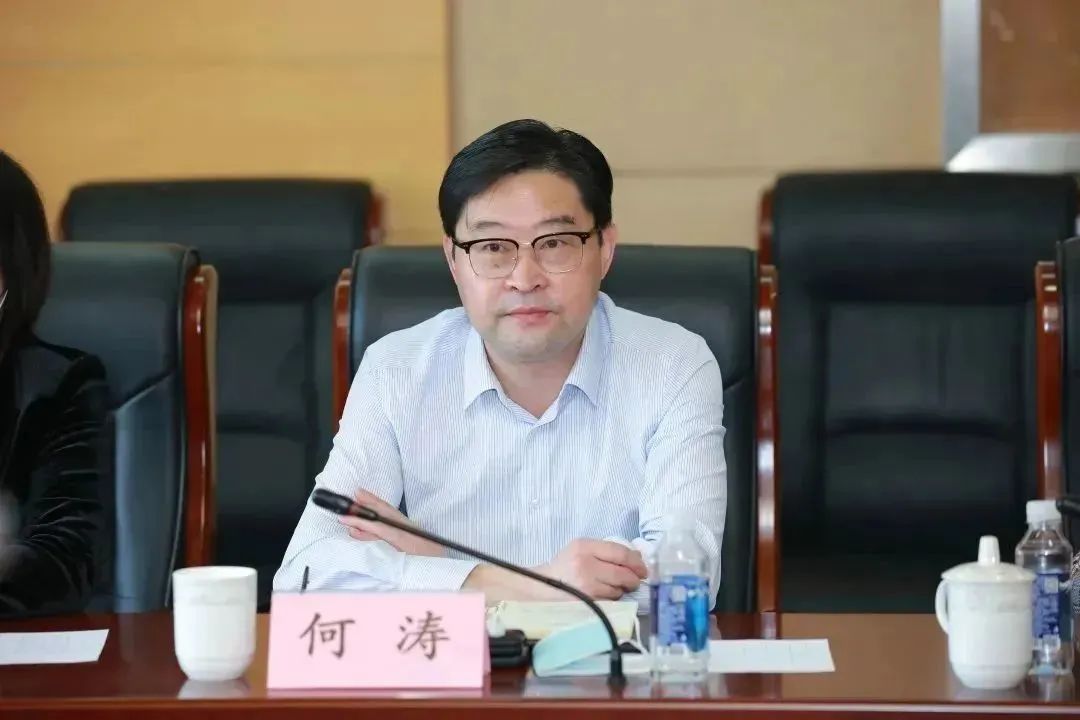 区政协社区建设委员会副主任,镇党委副书记,镇长何涛感谢政协委员们的