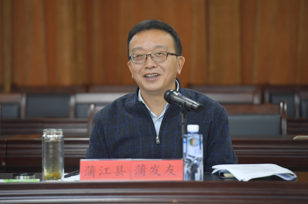 蒲发友代表蒲江县委,县政府向结对发展干部人才的义无反顾,倾情奉献致