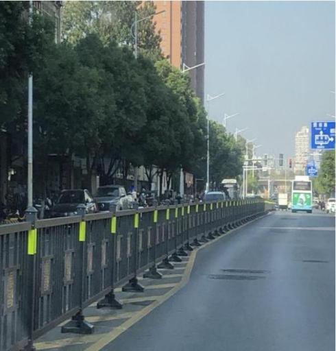 太疯狂了（我为群众办实事）为推动我为群众办实事，我为群众办实事,用真心促提升，朝闻天下，www.aae.ink，【我为群众办实事】以“栏”促“顺” 构建城市交通安全屏障——南昌市西湖区交通护栏提质升级，_Aae_Source