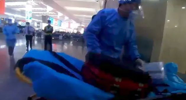 急！孕妇火车站厕所临盆！几分钟后……新生命“铁铁”降临_澎湃号·政务_澎湃新闻-The Paper