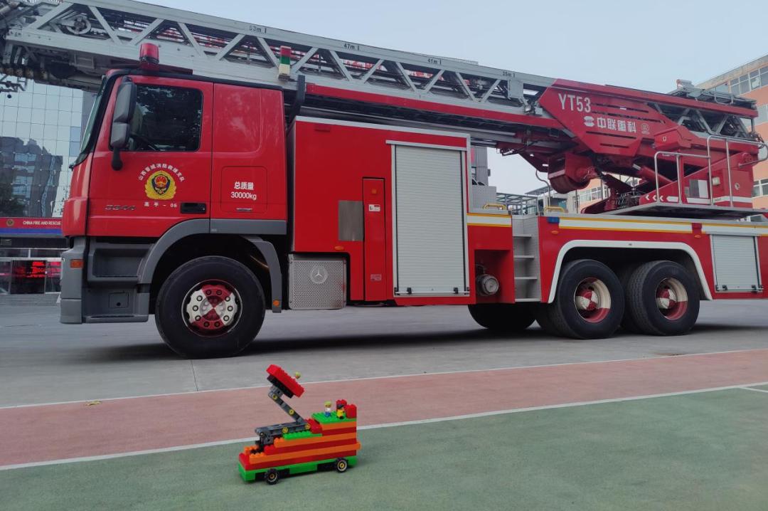 消防器材,详细介绍了各种消防车的功能用途和器材的使用方法,用通俗易