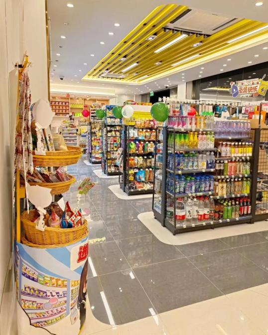 “一直盼着园区里能开个便利店，终于盼到了！”