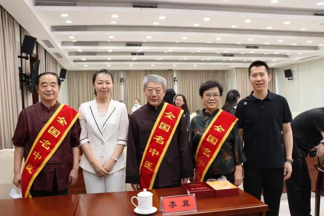 省中医药管理局党组成员 副局长杨景波