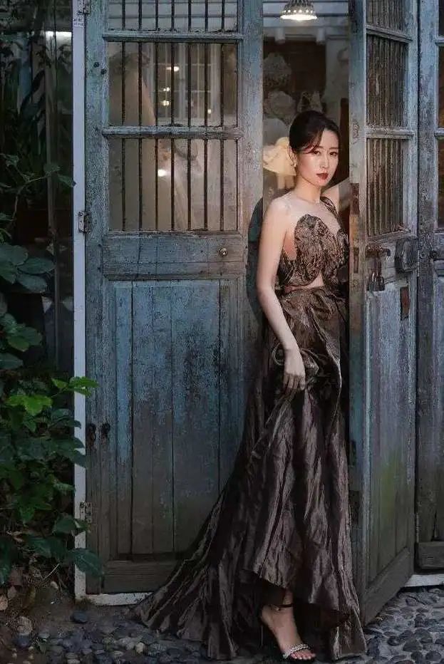 中年女性應(yīng)該什么樣？離婚后的她開始“叛逆”