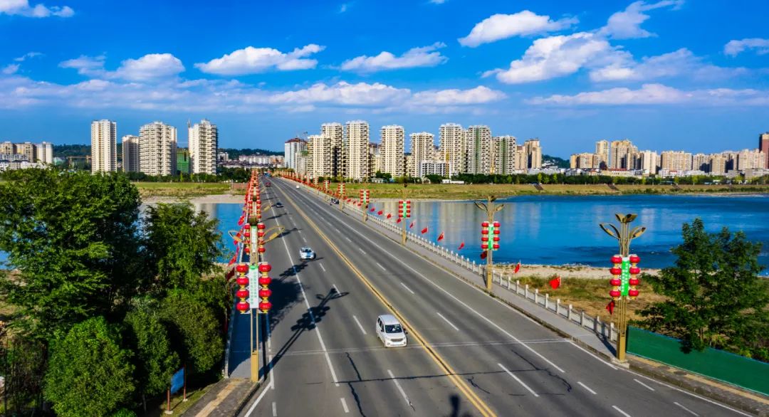 遂洪高速跨越青衣江乐雅高速贯穿全境小雪时节,驱车从成都出发,沿着乐