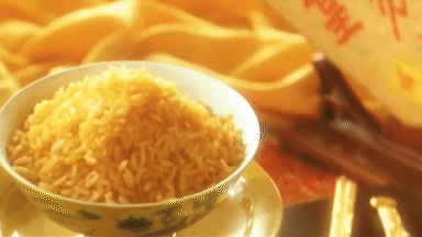 在电影《食神》中,那道出自香港四大名厨之一戴龙之手的"皇帝炒饭"让