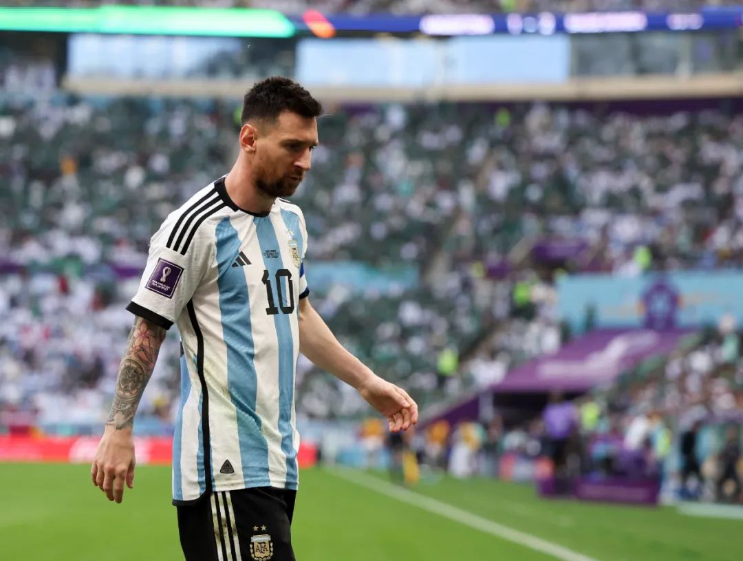 梅西输球，C罗离队，爷青结？坦然面对迟暮的英雄，因为……