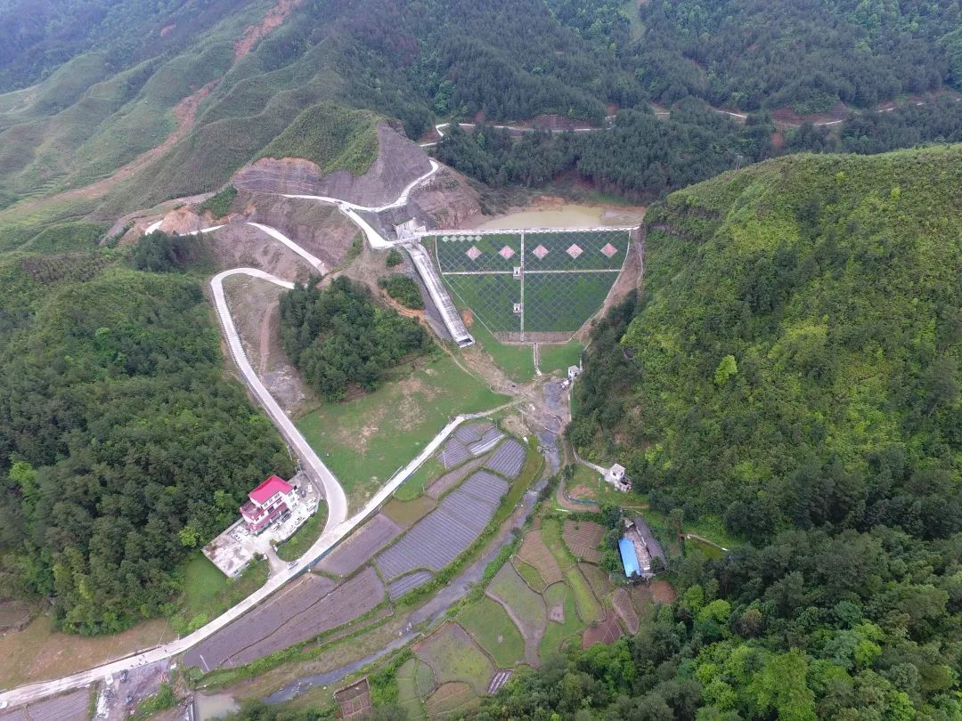 贵州一县城花百万在峭壁上，造了个水龙头，当地人称它金龙吐水_龙里县