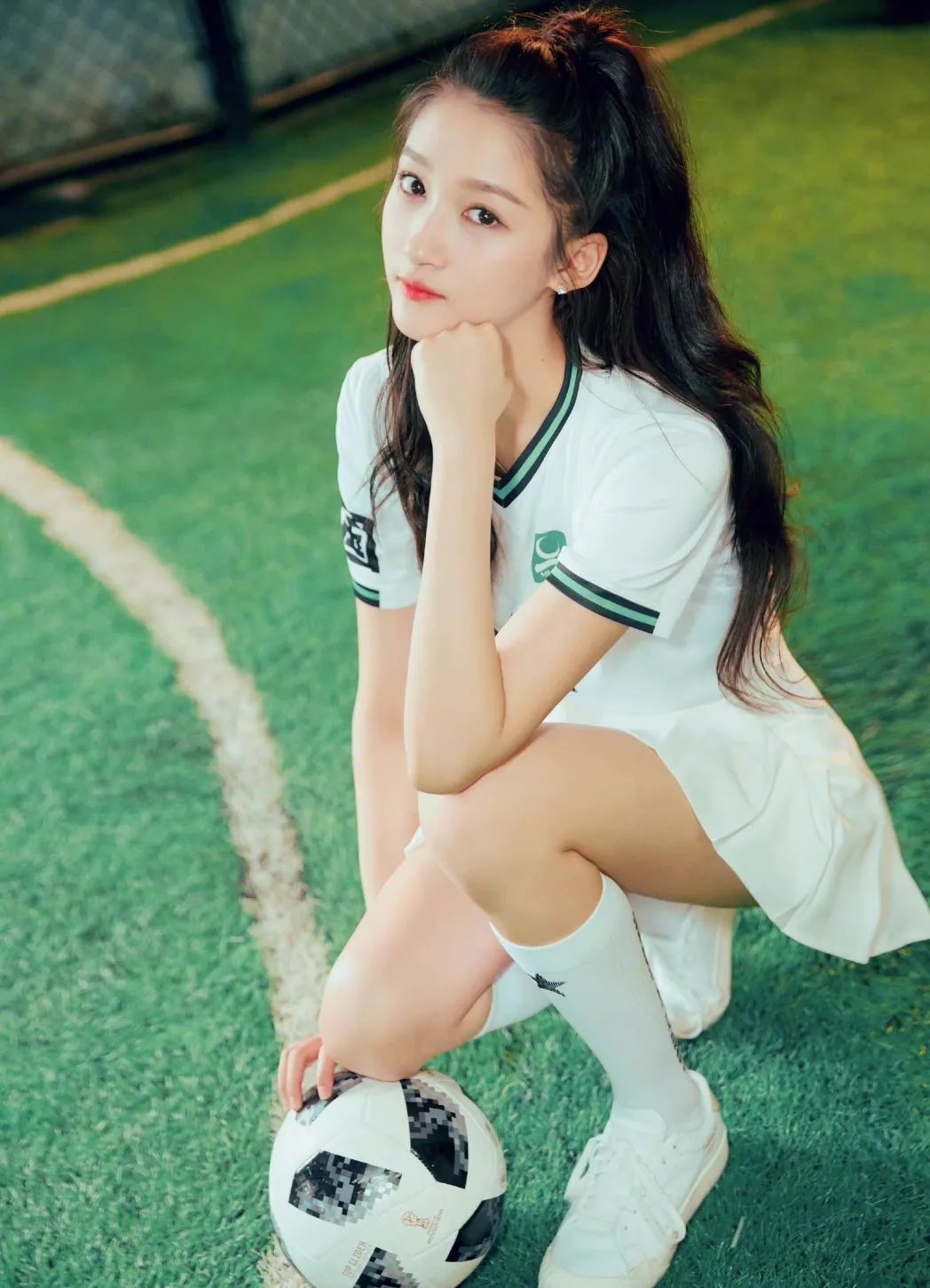 谁还记得sbs女主播张艺媛在巴西世界杯上的回眸一笑,清新自然的素颜妆