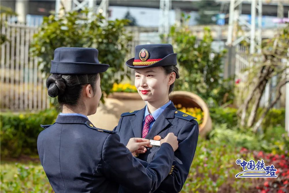 員昆明客運段選出一批旅客服務工作為做好新線開通的彌矇高鐵位於雲南