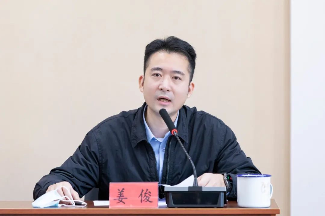 副镇长姜俊对商业,企业等重点行业,重点场所作疫情防控工作部署.