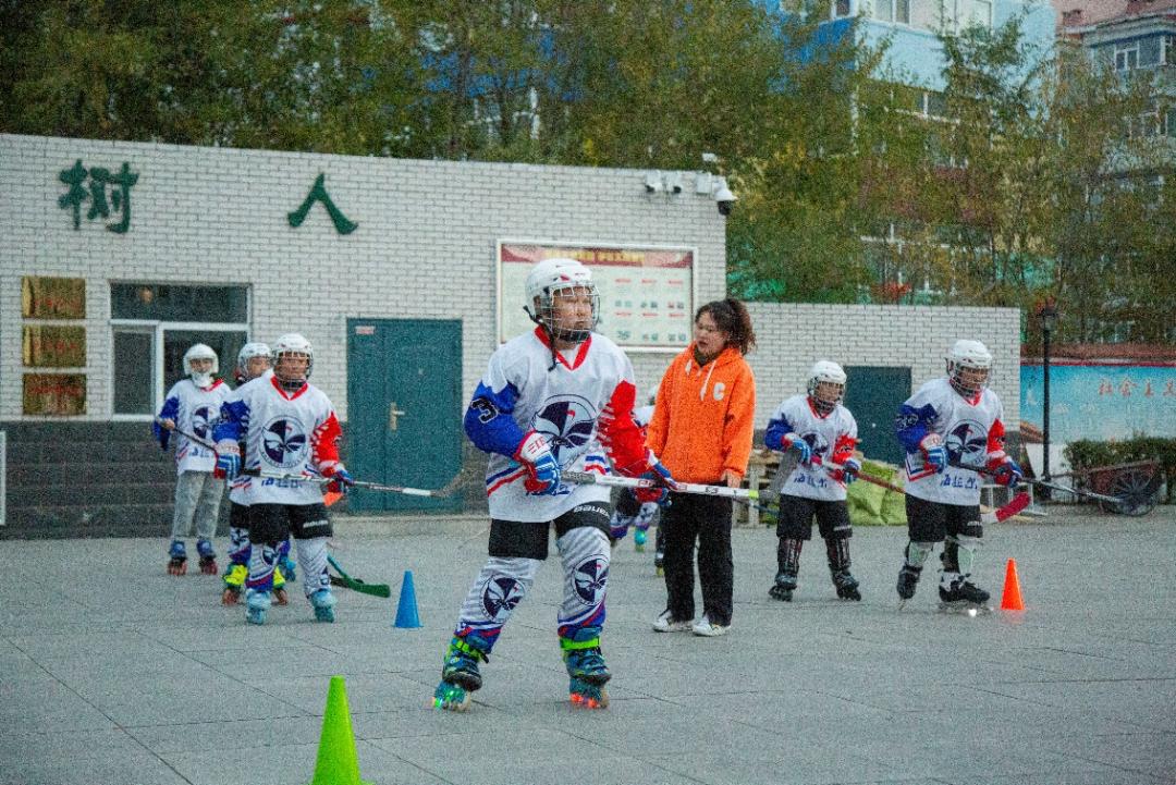 海拉尔区回民小学开展冰球进校园主题活动