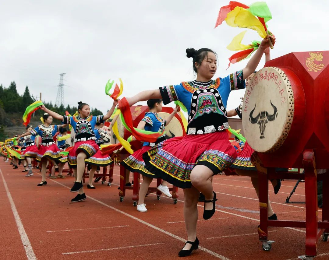 改革开放以来,瓦窑苗族花鼓舞多次参加国家和省地大型活动演出,曾出席