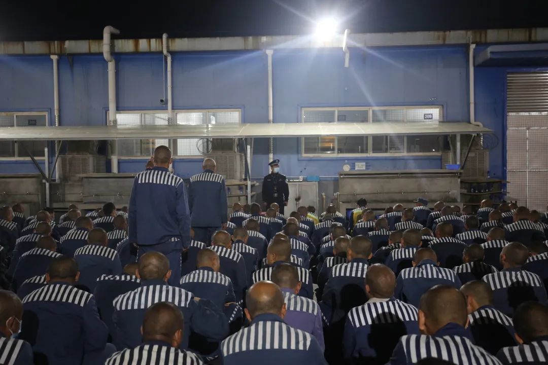 监狱工作一日体验 | 监狱特警夜巡,发现前方······_澎湃号