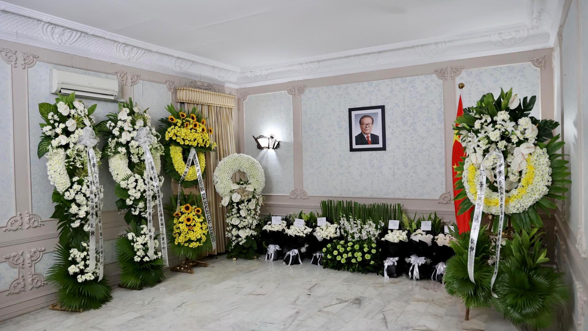 菲律宾副总统莎拉和外长马纳罗深切悼念江泽民同志