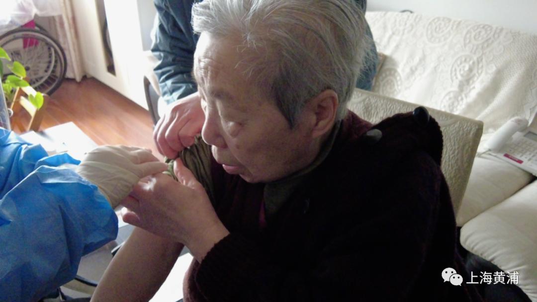 上门打针!黄浦老人足不出户完成接种