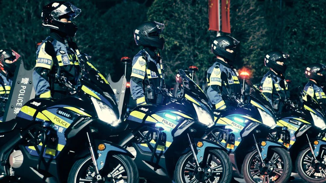 安全感满满!长沙特警铁骑巡逻队织密星城"平安网"