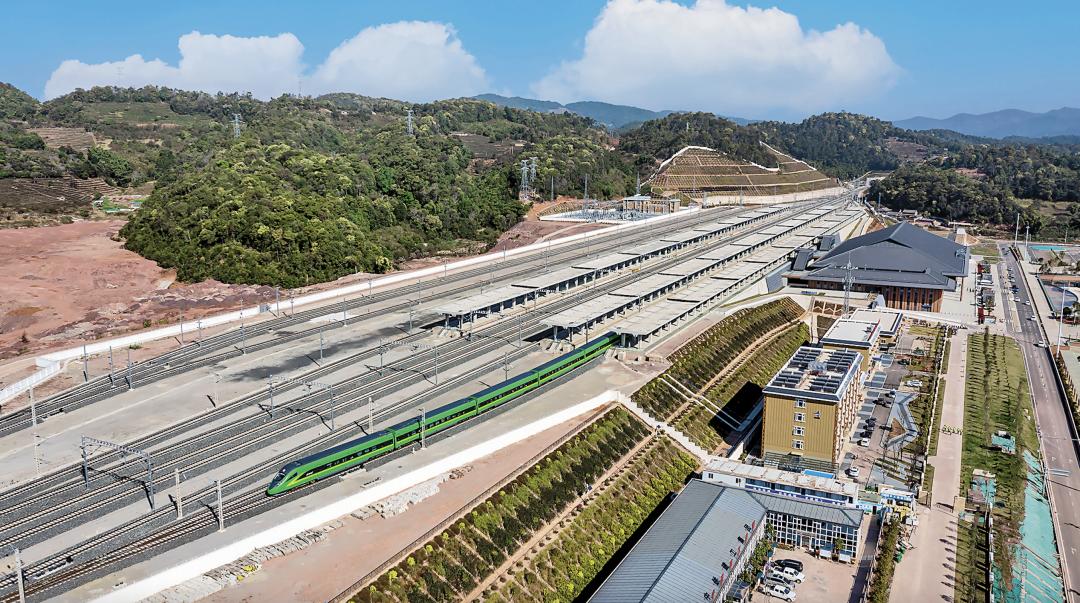 列车驶出普洱站 陈畅 摄紧抓铁路通车运营机遇发展绿色经济随着共建"