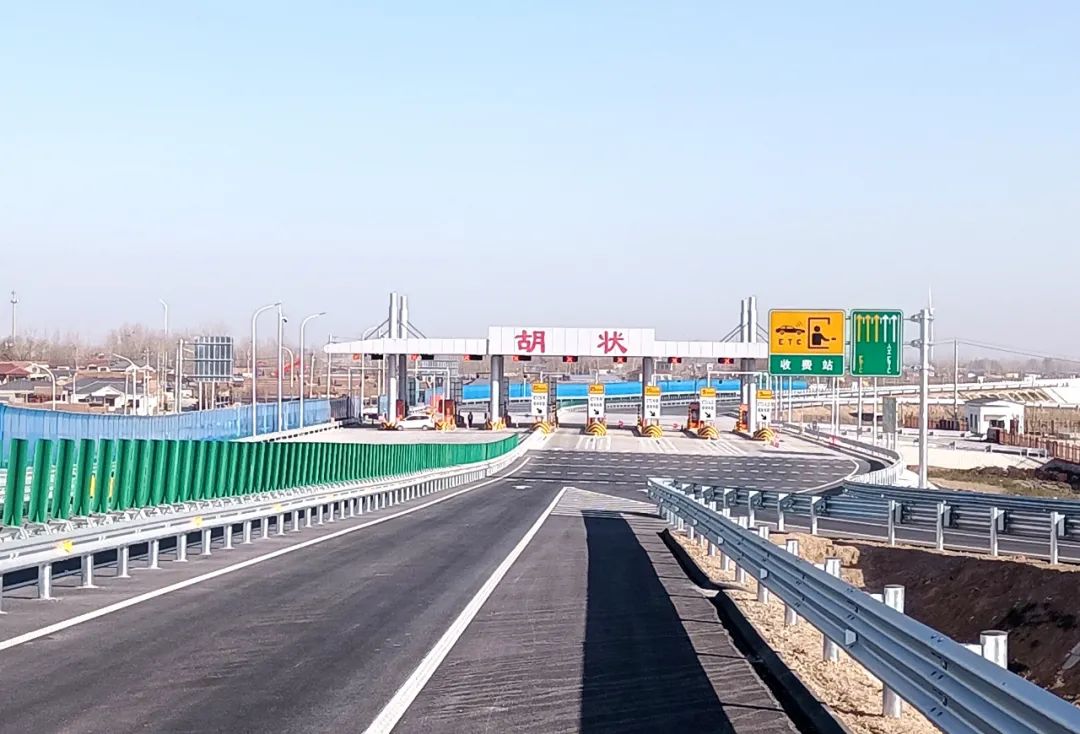 是12月17日记者在濮阳至卫辉高速公路(以下