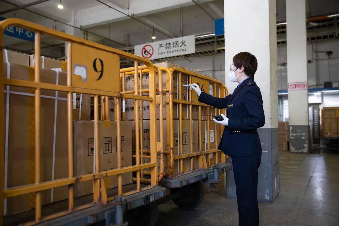 行李员会与列车行李员一一核对好票据清点数目做好交接行李们就开始