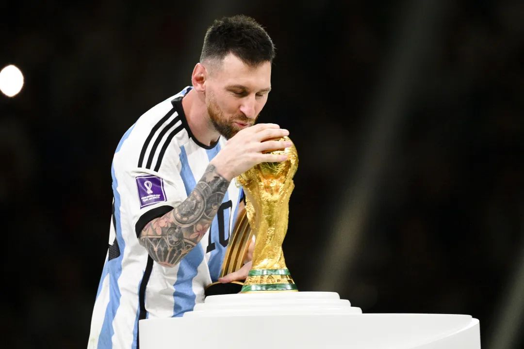 ta:姆巴佩射丢点球后情绪低落 赛后未感谢球迷_世界杯决赛姆巴佩点球大战法国输球梅西夺冠马克龙安慰姆巴佩姆巴佩拒绝马克龙安慰姆巴佩金靴奖马克龙多次安慰姆巴佩