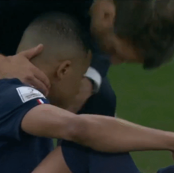 世界杯决赛姆巴佩点球大战法国输球梅西夺冠马克龙安慰姆巴佩姆巴佩拒绝马克龙安慰姆巴佩金靴奖马克龙多次安慰姆巴佩_ta:姆巴佩射丢点球后情绪低落 赛后未感谢球迷