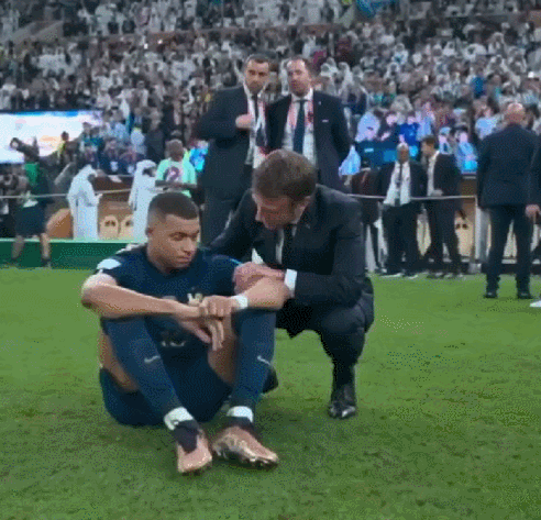 世界杯决赛姆巴佩点球大战法国输球梅西夺冠马克龙安慰姆巴佩姆巴佩拒绝马克龙安慰姆巴佩金靴奖马克龙多次安慰姆巴佩_ta:姆巴佩射丢点球后情绪低落 赛后未感谢球迷