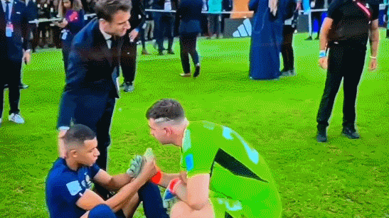 世界杯决赛姆巴佩点球大战法国输球梅西夺冠马克龙安慰姆巴佩姆巴佩拒绝马克龙安慰姆巴佩金靴奖马克龙多次安慰姆巴佩_ta:姆巴佩射丢点球后情绪低落 赛后未感谢球迷