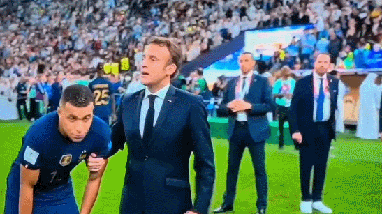 ta:姆巴佩射丢点球后情绪低落 赛后未感谢球迷_世界杯决赛姆巴佩点球大战法国输球梅西夺冠马克龙安慰姆巴佩姆巴佩拒绝马克龙安慰姆巴佩金靴奖马克龙多次安慰姆巴佩