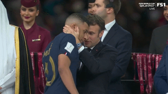 世界杯决赛姆巴佩点球大战法国输球梅西夺冠马克龙安慰姆巴佩姆巴佩拒绝马克龙安慰姆巴佩金靴奖马克龙多次安慰姆巴佩_ta:姆巴佩射丢点球后情绪低落 赛后未感谢球迷