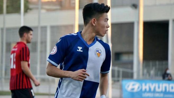 中国足球的新希望？18岁国青队长上演欧洲职业首秀，成功跨级