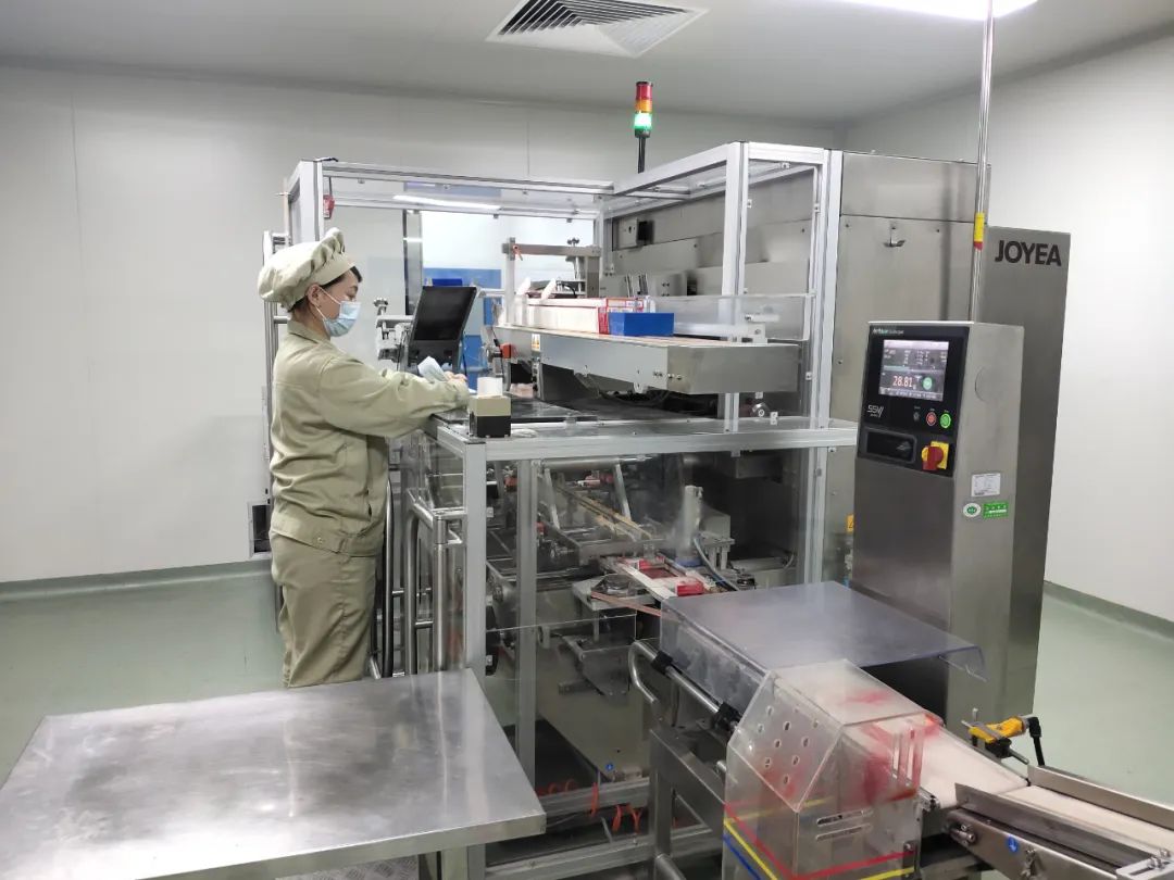 哈药六厂最大产能保供市场急需药品丨6条生产线昼夜不停,一线技工两班