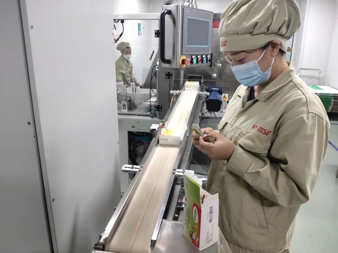 哈药六厂最大产能保供市场急需药品丨6条生产线昼夜不停,一线技工两班