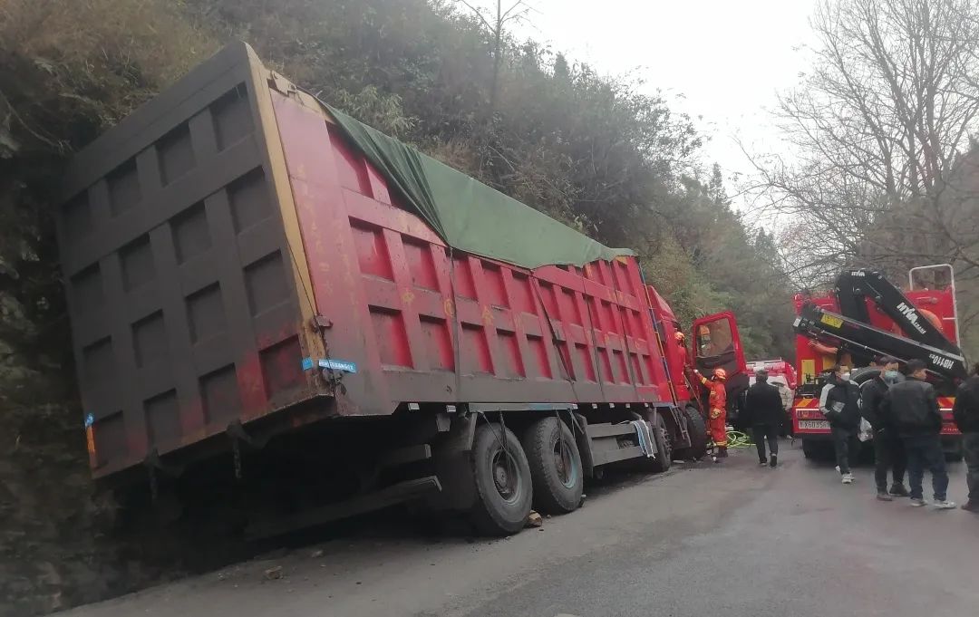 事发黔西南 | 一满载大货车刹车失灵撞向山体……_澎湃号·政务_澎湃