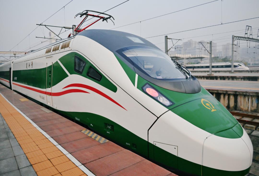 攀枝花的首次动车之旅最终c57773次动车组小布搭乘从成都南站开出的