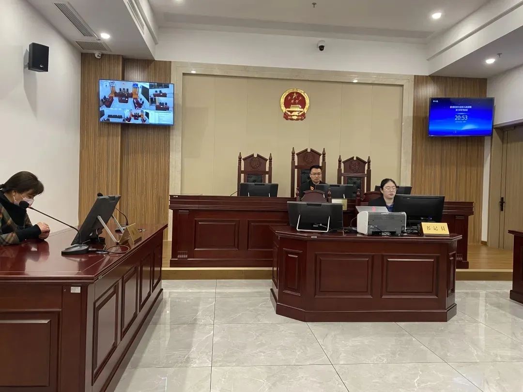 三驱法庭审判员夜间通过云上法庭开庭审理案件△刑庭审判员加班消化