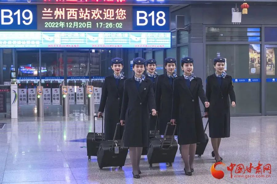银兰高铁乘务员"飞天小姐姐"集体公开亮相_澎湃号·媒体_澎湃新闻-the