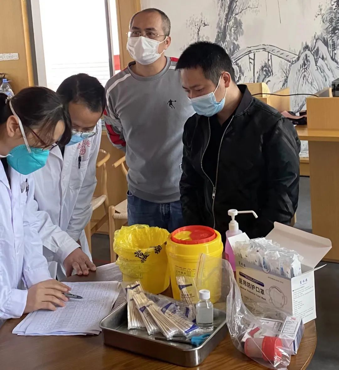 带领医护人员上门 为恩慧养老院特困人员接种新冠疫苗