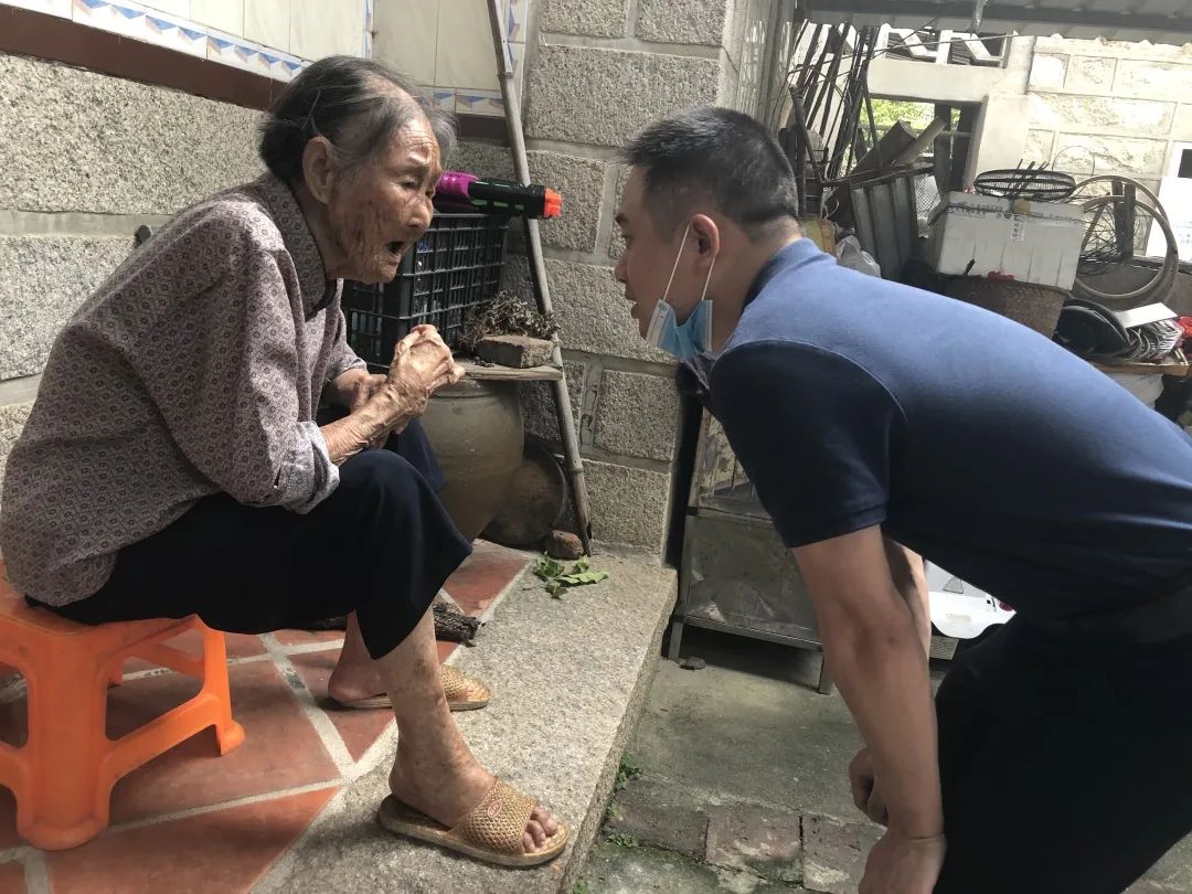 看望洪塘镇低保户