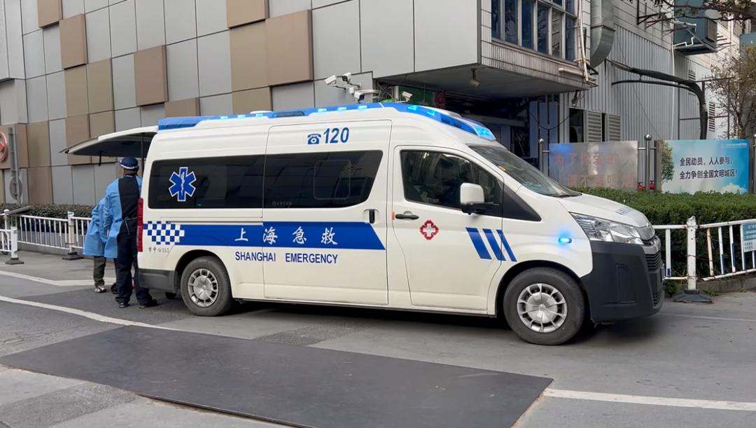 警车秒变"救护车",杨浦公安帮助患者紧急送医