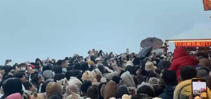 游客雪中擁堵，高喊“退票”！知名景區(qū)道歉