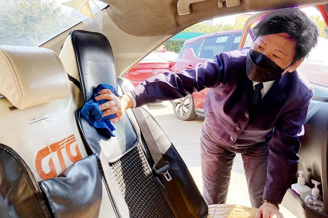 最终,谢美萍仅用了5分钟就把孩子送到医院急诊室门口.