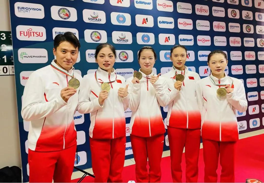 山西蹦床运动员胡译乘在教练董栋的指导下,战胜东京奥运冠军朱雪莹,拿