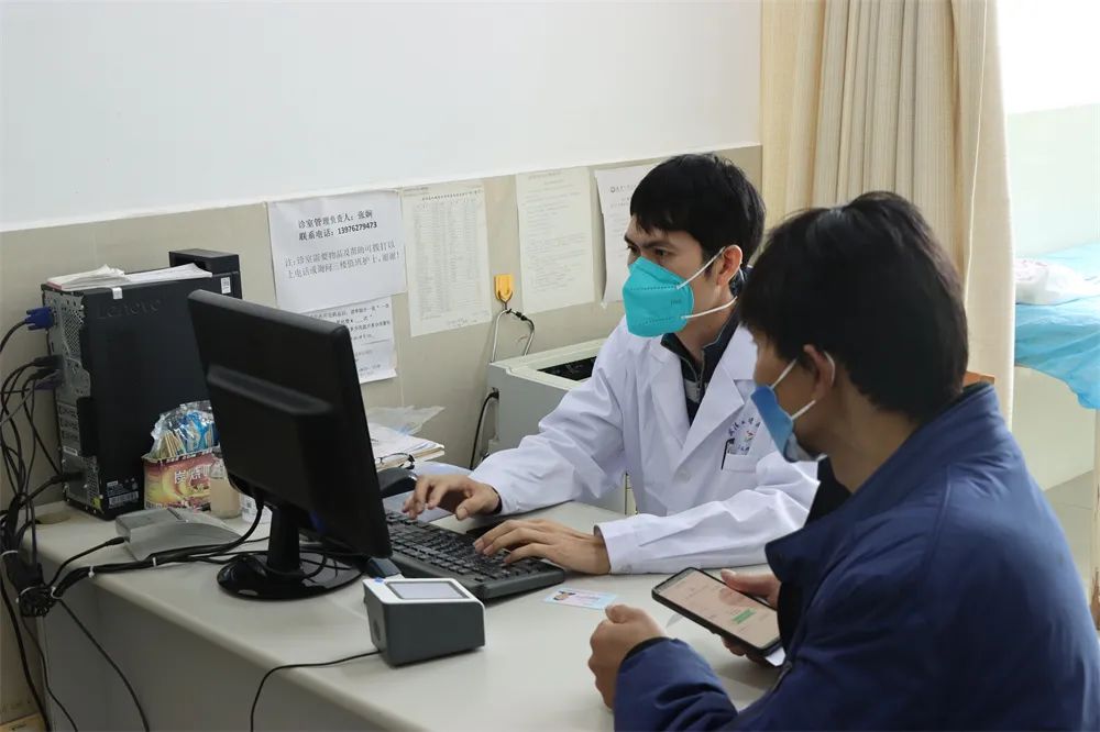 郑伟民坐诊为病人答疑解惑(胡启政 摄)2004年毕业于中南大学湘雅医院