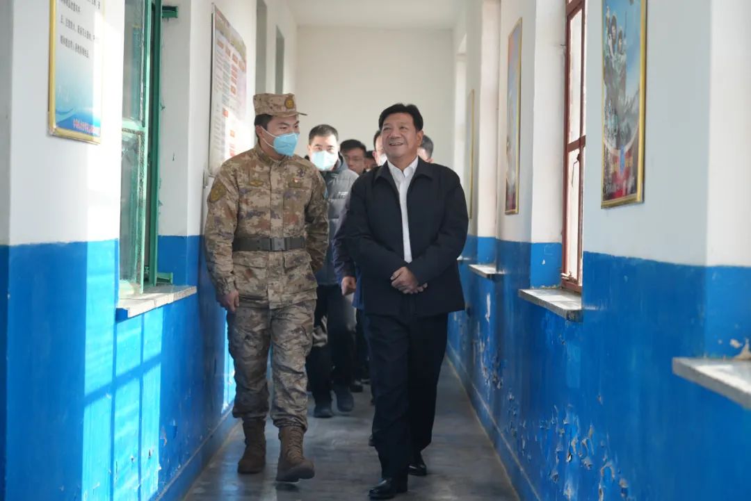 李春一行先后来到老干部杨凤鸣,庞富学,边佳林家中,与他们亲切交流